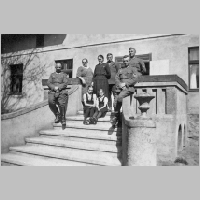 080-0119 Treppenaufgang zum Wohnhaus  Ernst Mueller O.l. Ernst und Martha Mueller, sitzend die Toechter Ruth u. Brigitte.jpg